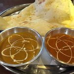 DiP RASNA - Bランチ。カレーは2種類。日替わりの2種類の内、1つをチキンカレーに変更できます。