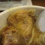 麺処　慶 - へた肉に押し潰されていたデフォルトのチャーシュー