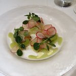 カンブーザ - 前菜：福島県産　ヒラメと桃のサラダ　有機キュウリのビネグレットで