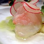 カンブーザ - もっこりと円錐状に巻かれていて、中に桃が