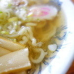 赤れんが - スープは昆布出汁の甘みと塩の絶妙なハーモニー。豚はほのかに香る程度