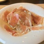 カーサ・デル・チーボ - 玉ねぎとペコリーノチーズで和えた自家製 キタッラ パルマ産生ハム“ピオ トジーニ”のせ