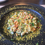 カーサ・デル・チーボ - 北海道産 殻付きホタテ、オリーブ、ケイパーのタルターラ イタリア産“ボッタルガ ムジーネ”がけ