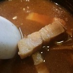 麺座 かたぶつ - つけ汁にも豚バラ肉のチャーシューが！