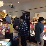 パティシエ エス コヤマ - 店内は大混雑