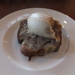 紅茶のアイスとバナナのケーキ