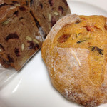 ゴントラン シェリエ - セミドライトマトとバジルのリュスティック（200円）とセーグルアラカルダモームエフリュイ（480円）