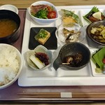 ご馳走や ごぶごぶ - ９種のおかず、プレートランチ