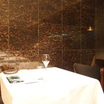 アビス - 店内のテーブル席の風景です