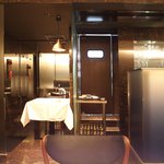 アビス - 店内のテーブル席の風景です