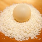 アビス - ランチコース 5100円 の真珠に見立てたドライパイナップル入りホワイトチョコレート