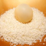 アビス - ランチコース 5100円 の真珠に見立てたドライパイナップル入りホワイトチョコレート