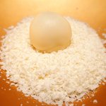 アビス - ランチコース 5100円 の真珠に見立てたドライパイナップル入りホワイトチョコレート