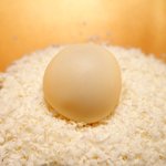 アビス - ランチコース 5100円 の真珠に見立てたドライパイナップル入りホワイトチョコレート