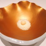 アビス - ランチコース 5100円 の真珠に見立てたドライパイナップル入りホワイトチョコレート