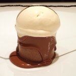 アビス - ランチコース 5100円 のシガールチョコレートのムース 金柑のコンポート、バニラアイス、チョコスティック添え
