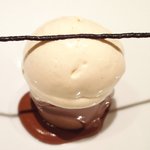 アビス - ランチコース 5100円 のシガールチョコレートのムース 金柑のコンポート、バニラアイス、チョコスティック添え