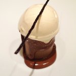 アビス - ランチコース 5100円 のシガールチョコレートのムース 金柑のコンポート、バニラアイス、チョコスティック添え