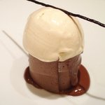 アビス - ランチコース 5100円 のシガールチョコレートのムース 金柑のコンポート、バニラアイス、チョコスティック添え