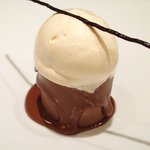 アビス - ランチコース 5100円 のシガールチョコレートのムース 金柑のコンポート、バニラアイス、チョコスティック添え