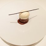 アビス - ランチコース 5100円 のシガールチョコレートのムース 金柑のコンポート、バニラアイス、チョコスティック添え