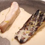 アビス - ランチコース 5100円 の静岡県下田金目鯛、山口県萩サワラの山口県柑橘だいだい、クリーム、薬草ベルモットのソース掛け