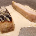 アビス - ランチコース 5100円 の静岡県下田金目鯛、山口県萩サワラの山口県柑橘だいだい、クリーム、薬草ベルモットのソース掛け