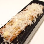 アビス - ランチコース 5100円 のトーストしたパン ニンニクとジャガイモのアイオリソース、パルメザンチーズ