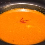 ランチコース 5100円 のスープ・ド・ポワソン カサゴや鯛など7種類、オマール海老、スパイス、オレンジ