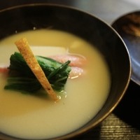 京料理 貴与次郎 - 椀　蟹棒肉　帆立　水菜　白味噌仕立て