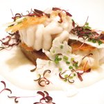 アビス - ランチコース 5100円 の焼き白子、フォアグラのソテー、カリフラワーのピューレ、生カリフラワー、アマランサス葉添え
