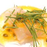 ランチコース 5100円 のヒラメのカルパッチョ パッションフルーツのソース