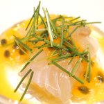 アビス - ランチコース 5100円 のヒラメのカルパッチョ パッションフルーツのソース