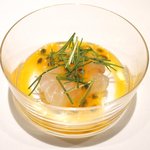 アビス - ランチコース 5100円 のヒラメのカルパッチョ パッションフルーツのソース