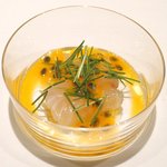 アビス - ランチコース 5100円 のヒラメのカルパッチョ パッションフルーツのソース