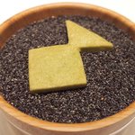 アビス - ランチコース 5100円 のケシの実の上のロゴ形状の海藻のサブレ