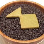 アビス - ランチコース 5100円 のケシの実の上のロゴ形状の海藻のサブレ