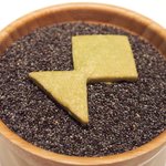 アビス - ランチコース 5100円 のケシの実の上のロゴ形状の海藻のサブレ