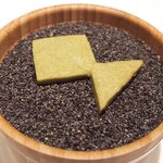 アビス - ランチコース 5100円 のケシの実の上のロゴ形状の海藻のサブレ