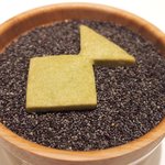 アビス - ランチコース 5100円 のケシの実の上のロゴ形状の海藻のサブレ