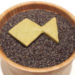 アビス - ランチコース 5100円 のケシの実の上のロゴ形状の海藻のサブレ