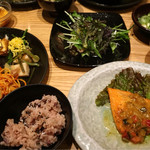 kurogewagyuusemmontennosachiyamanosachi - 美味しいお惣菜を全てひとつづつ取ってもこのボリューム