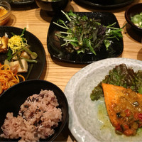 黒毛和牛専門 天の幸山の幸 淀屋橋店  - 美味しいお惣菜を全てひとつづつ取ってもこのボリューム