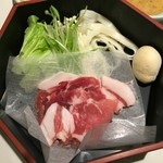 Ibusukifenikkusuhoteru - 添えられたお鍋の材料は鹿児島名物の黒豚しゃぶ。
                        