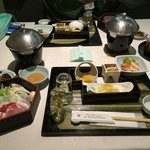 指宿フェニックスホテル - テーブルには部屋ごとに既に最初の食前酒、数の子の西京漬け等の料理が並んで待ちかまえてました。
            