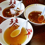 中華そば処 琴平荘 - スープ比較。中華そばの「こってり」はどちらかというと、「あっさり」なのだが（笑）。