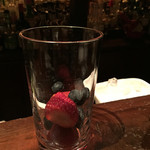 柳小路 まるうめ - 大きめグラスにイチゴとブルーベリーをゴロゴロ入れて