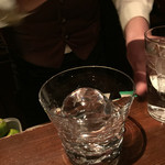 柳小路 まるうめ - まんまる氷。営業前にカンカン削って作るそう