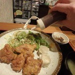 亭久五 - 二種類の小鉢までついて780円