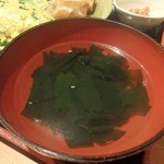 亭久五 - 中華スープは、これまた定番のワカメ♪ 